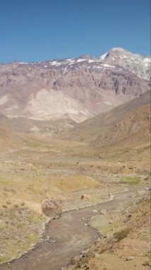 Maipo rezervuarının ve Yeso Doğal Parkı 'nın havadan çekimleri, Santiago, Şili dikey