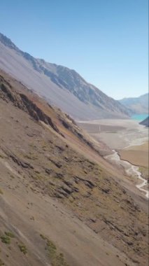 Maipo rezervuarının ve Yeso Doğal Parkı 'nın havadan çekimleri, Santiago, Şili dikey