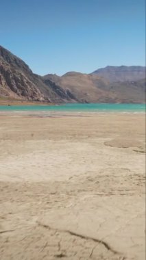 Maipo rezervuarının ve Yeso Doğal Parkı 'nın havadan çekimleri, Santiago, Şili dikey