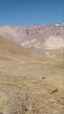 Maipo rezervuarının ve Yeso Doğal Parkı 'nın havadan çekimleri, Santiago, Şili dikey