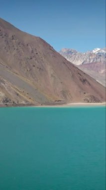 Maipo rezervuarının ve Yeso Doğal Parkı 'nın havadan çekimleri, Santiago, Şili dikey