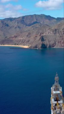 Tenerife 'deki Las Teresitas plajı ve sanayi gemisi üzerinde havadan çekim, kanarya adaları, dikey İspanya