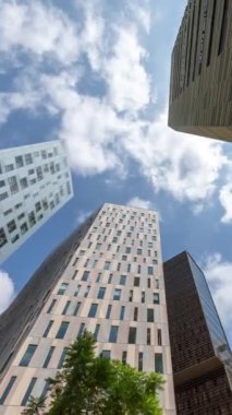 Barselona 'nın teknoloji bölgesindeki gökdelen binalarının yüksek açılı zaman çizelgesi