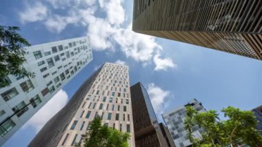 Barselona 'nın teknoloji bölgesindeki gökdelen binalarının geniş açılı zaman çizelgesi 