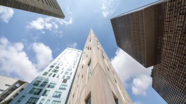 Barselona 'nın teknoloji bölgesindeki gökdelen binalarının geniş açılı zaman çizelgesi 