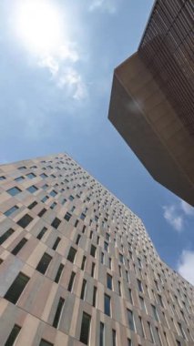 Barselona 'nın teknoloji bölgesindeki gökdelen binalarının yüksek açılı zaman çizelgesi