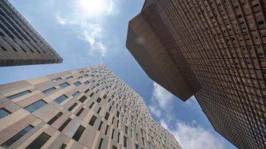 Barselona 'nın teknoloji bölgesindeki gökdelen binalarının geniş açılı zaman çizelgesi 