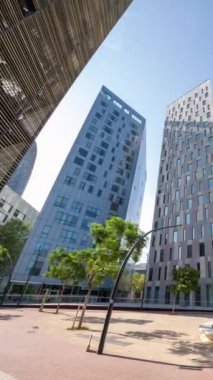 Barselona 'nın teknoloji bölgesindeki gökdelen binalarının yüksek açılı zaman çizelgesi