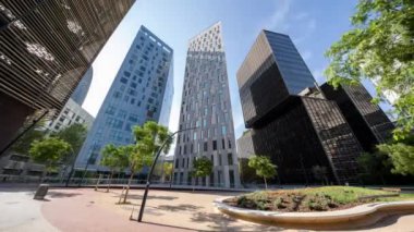 Barselona 'nın teknoloji bölgesindeki gökdelen binalarının geniş açılı zaman çizelgesi 