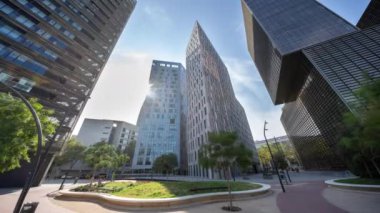 Barselona 'nın teknoloji bölgesindeki gökdelen binalarının geniş açılı zaman çizelgesi 