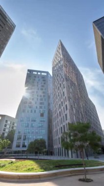 Barselona 'nın teknoloji bölgesindeki gökdelen binalarının yüksek açılı zaman çizelgesi