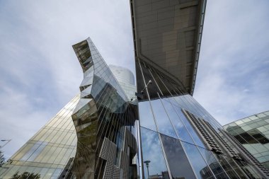 Barselona yansıtmalı cam gökdelen bulutların yansımaları gökyüzünde