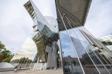 Barselona yansıtmalı cam gökdelen bulutların yansımaları gökyüzünde