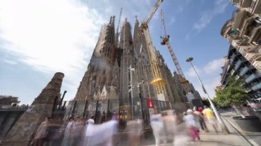 Sagrada fama katedralinin zaman çizelgesi ve hızlı hareket eden turistler