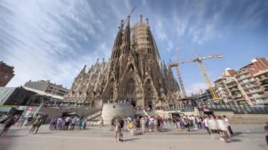 Sagrada fama katedralinin zaman çizelgesi ve hızlı hareket eden turistler