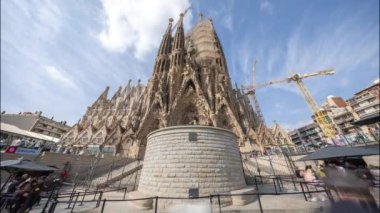 Sagrada fama katedralinin zaman çizelgesi ve hızlı hareket eden turistler