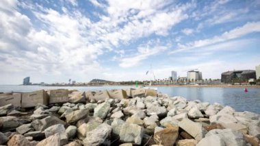Barselona plajının zaman çizelgesi. Port Olimpik 'ten çekilen gökyüzü.