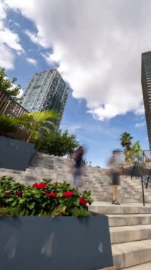 Dikey olarak Olimpiyat Limanı 'ndaki Barselona kulelerinin zaman dilimi