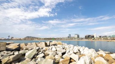 Barselona plajının zaman çizelgesi. Port Olimpik 'ten çekilen gökyüzü.