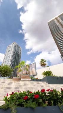 Dikey olarak Olimpiyat Limanı 'ndaki Barselona kulelerinin zaman dilimi