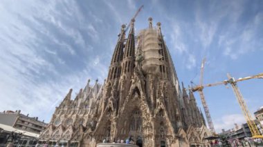 Sagrada fama katedralinin zaman çizelgesi ve hızlı hareket eden turistler