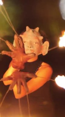 Bir kadın dikey olarak yangın performansı sergiler.