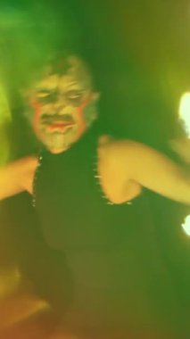 Bir kadın dikey olarak yangın performansı sergiler.