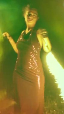 Bir kadın dikey olarak yangın performansı sergiler.