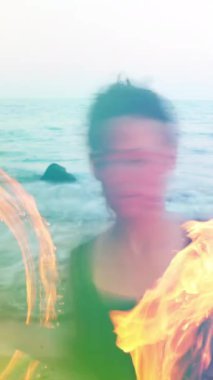 Bir kadın dikey olarak yangın performansı sergiler.