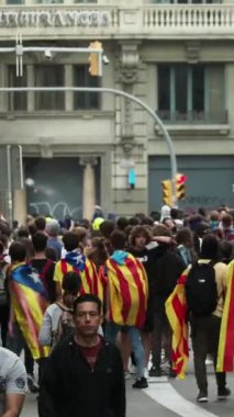 Barselona - İspanya - 18 Ekim 2019: Laietana, Barselona 'da düzenlenen genel grevde çevik kuvvet polisi protestocularla çatışmaya girdi