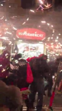 Sokaktaki kalabalıklar yangın için ya da Correfoc için, Ticaret Festivali sırasında, Barselona İspanya dikey