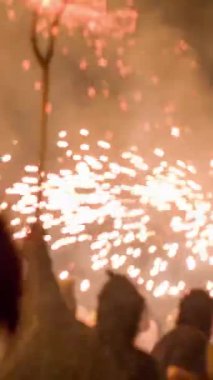 Sokaktaki kalabalıklar yangın için ya da Correfoc için, Ticaret Festivali sırasında, Barselona İspanya dikey