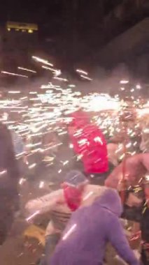 Sokaktaki kalabalıklar yangın için ya da Correfoc için, Ticaret Festivali sırasında, Barselona İspanya dikey