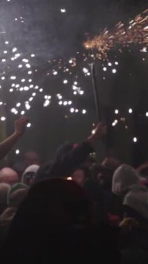 Sokaktaki kalabalıklar yangın için ya da Correfoc için, Ticaret Festivali sırasında, Barselona İspanya dikey