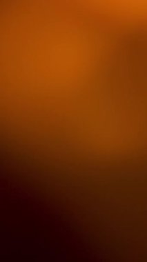 Dikey bir şöminede yanan odun ateşinde alevlerin yakın çekimi