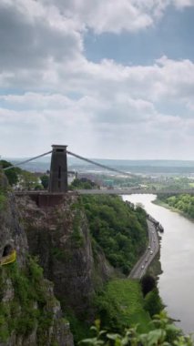 Bristol 'deki Clifton süspansiyon köprüsünün zaman aşımı, İngiltere dikey