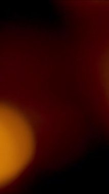 Dikey bir şöminede yanan odun ateşinde alevlerin yakın çekimi