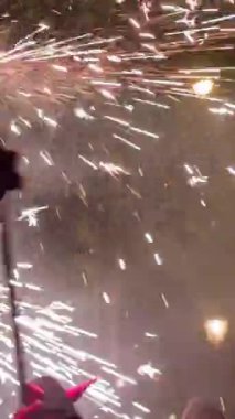 Sokaktaki kalabalıklar yangın için ya da Correfoc için, Ticaret Festivali sırasında, Barselona İspanya dikey