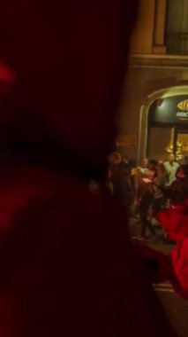 Sokaktaki kalabalıklar yangın için ya da Correfoc için, Ticaret Festivali sırasında, Barselona İspanya dikey