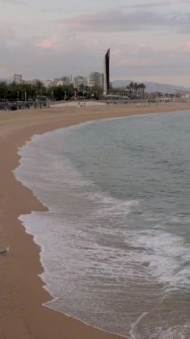 Koronavirüsün dikey kilitlenmesi sırasında Barselona plajları neredeyse boştu.