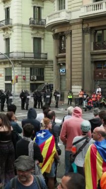 Barselona - İspanya - 18 Ekim 2019: Laietana, Barselona 'da düzenlenen genel grevde çevik kuvvet polisi protestocularla çatışmaya girdi