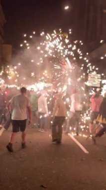 Sokaktaki kalabalıklar yangın için ya da Correfoc için, Ticaret Festivali sırasında, Barselona İspanya dikey