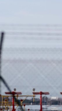 Uçak, Barselona Havaalanı 'na inerken dikey olarak çekilmiş.