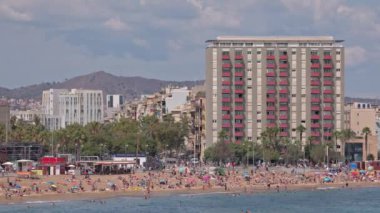 Barselona plajının zaman çizelgesi. Port Olimpik 'ten çekilen gökyüzü. 