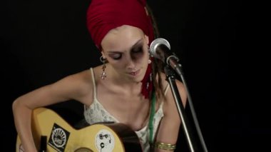 Kadın bir şarkıcı, müzisyen ve davulcu.