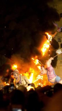 Las Fallas 'ın Valencia' daki son gecesi. Heykellerin dikey olarak yakıldığı yer.