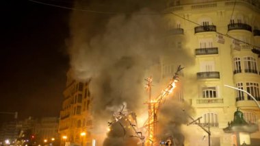Las Fallas 'ın Valencia' daki son gecesi. Heykellerin yakıldığı yer. 
