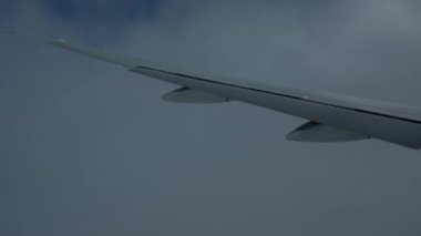 Uçağın kanadıyla gökyüzü penceresinden görüş