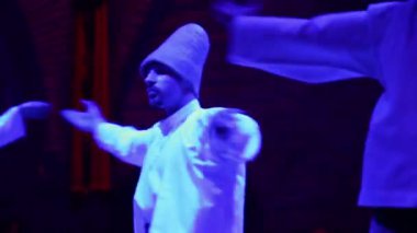 Sufi derviş dansçılarının bir sema töreni.