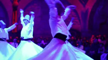 Sufi derviş dansçılarının bir sema töreni.